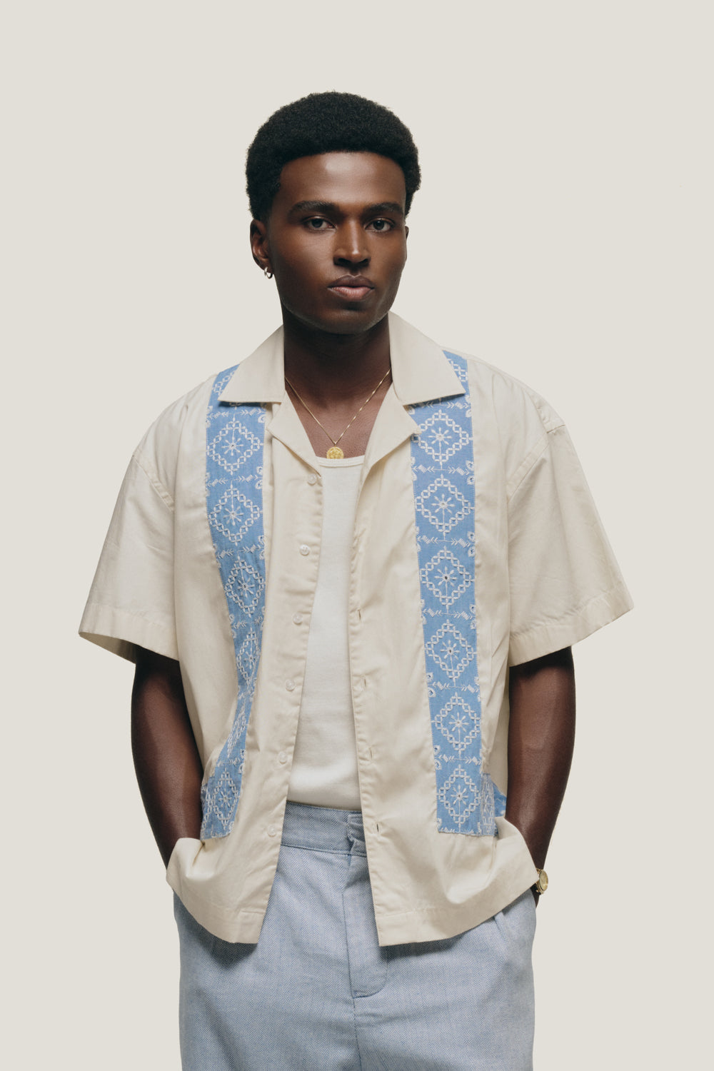 Camisa Sheen Bordado - Off White e Azul