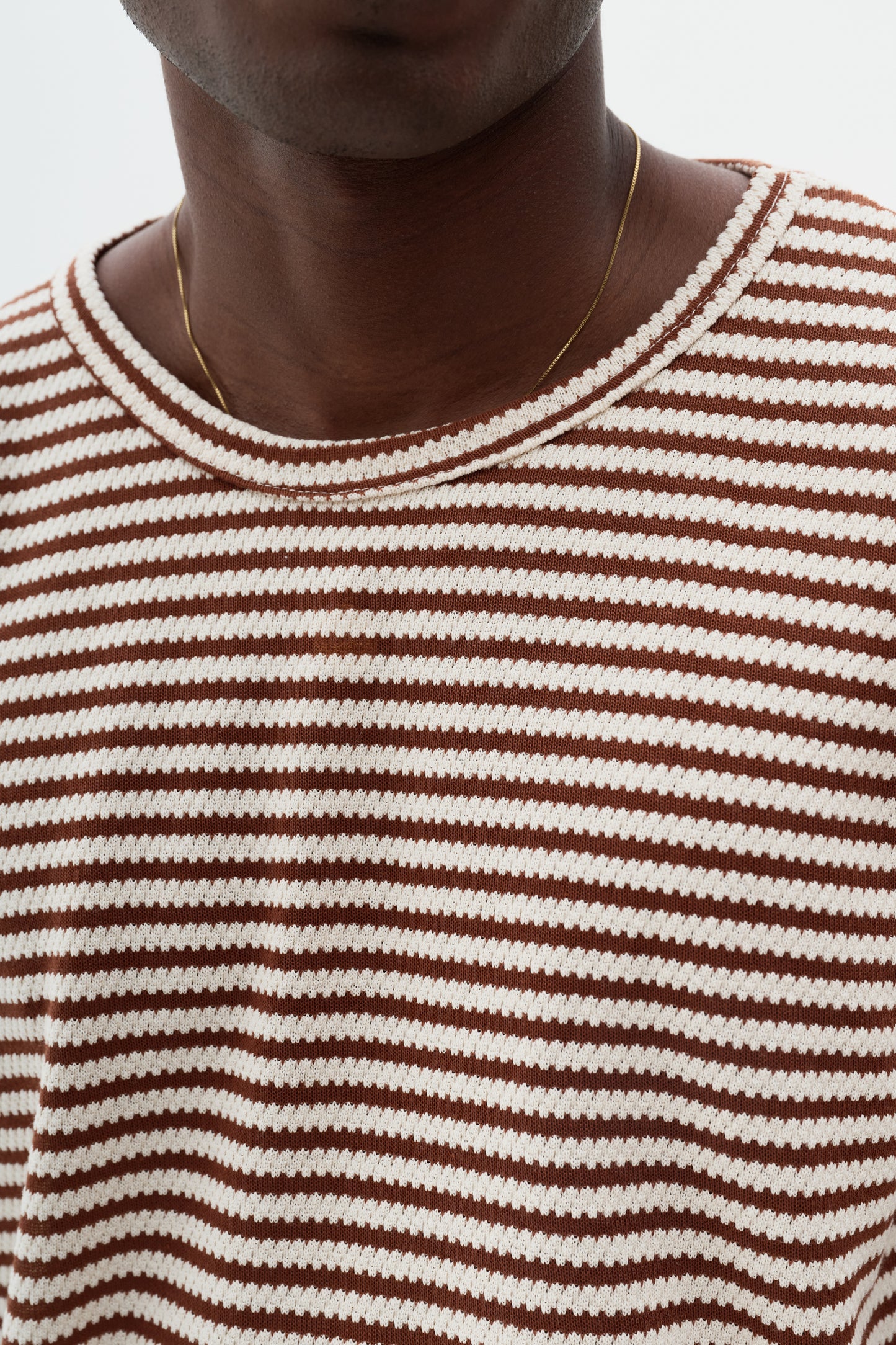T-shirt Trico Listrada - Off White e Marrom