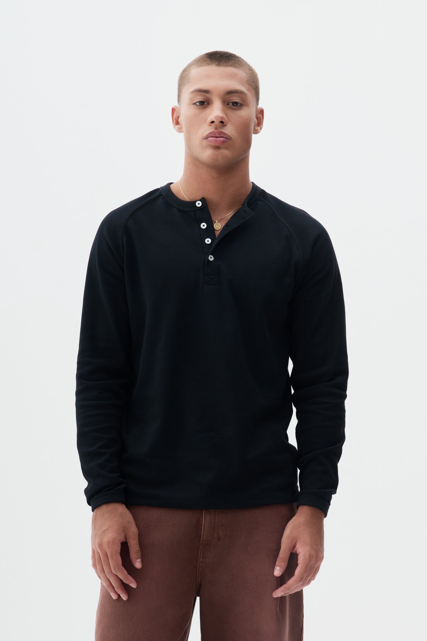 T-shirt Regular Fit Henley Manga Longa - Preto