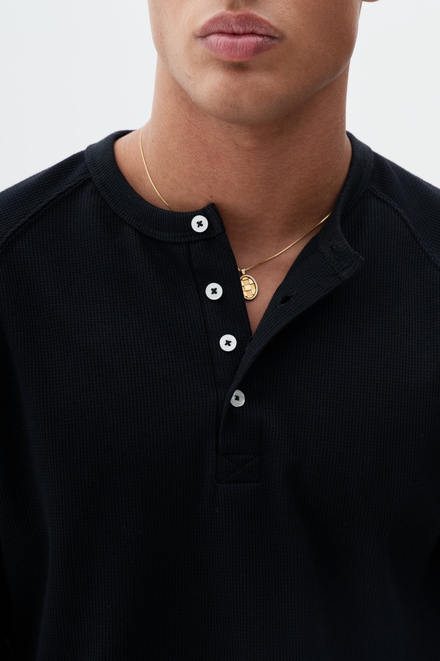 T-shirt Regular Fit Henley Manga Longa - Preto